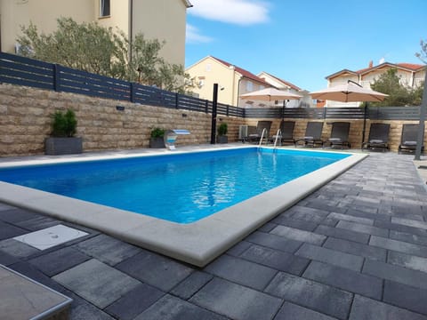 Property building, Patio, Day, Pool view, Swimming pool, sunbed