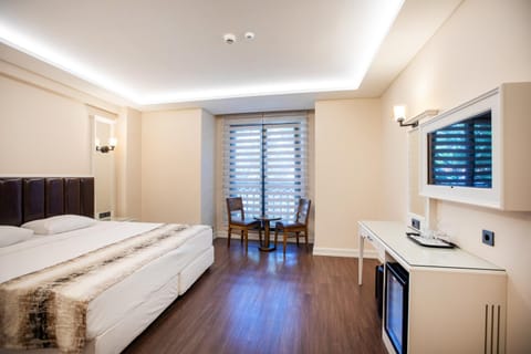 Bed, TV and multimedia, Bedroom