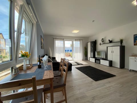 TV and multimedia, Balcony/Terrace, Living room, Seating area, Dining area