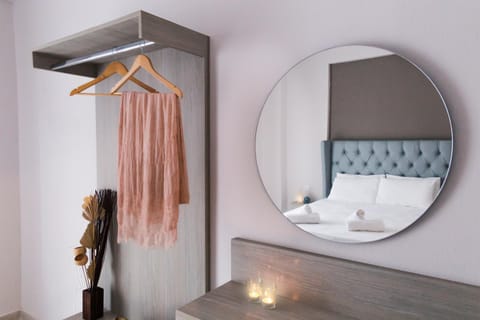 Bed, TV and multimedia, Decorative detail, Bedroom