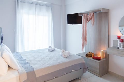 Bed, TV and multimedia, Photo of the whole room, Bedroom