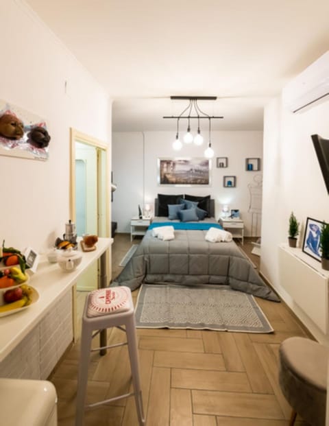 Bed, TV and multimedia, Kitchen or kitchenette, Living room, Food and drinks, Photo of the whole room, Dining area, Bedroom, Food, minibar