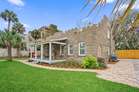 Remodeled Historic 1800s Carriage House, The Castle Garden, Colonial Modern Mansion House in Saint Augustine