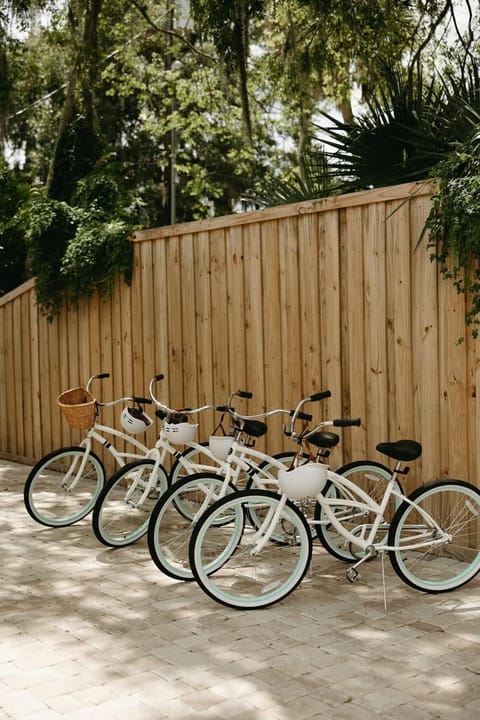 Remodeled Historic 1800s Carriage House, The Castle Garden, Colonial Modern Mansion House in Saint Augustine