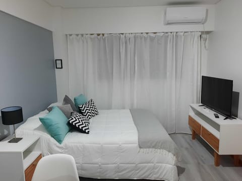 Bed, TV and multimedia, Photo of the whole room, Bedroom