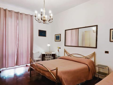 Bed, Balcony/Terrace, Decorative detail, Bedroom, Inner courtyard view, heating, internet, wardrobe, air conditioner