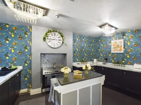 Montague House Town Centre sleeps up to 12 guests House in Ross-on-Wye