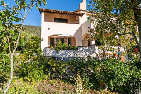 Property building, Day, Natural landscape, Garden, Garden view
