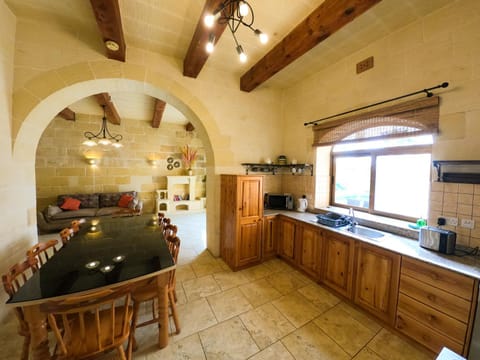 Centre Island Holiday Home with private pool and hot tub House in Malta