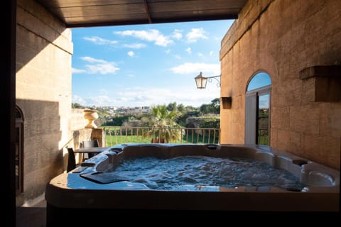 Centre Island Holiday Home with private pool and hot tub House in Malta