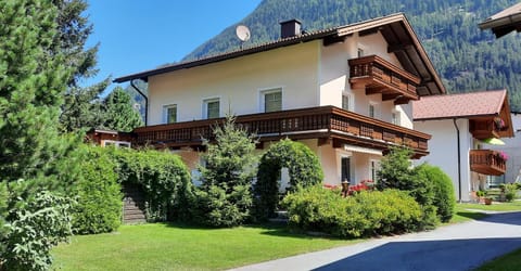 Property building, Staff, Spring, Day, Natural landscape, Parking