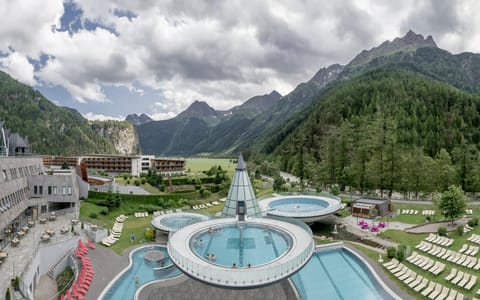 Spa and wellness centre/facilities, Public Bath