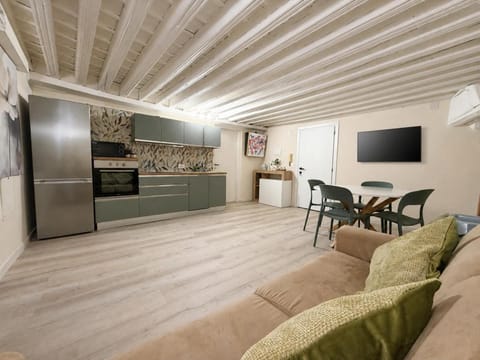 TV and multimedia, Kitchen or kitchenette, Living room, Seating area, Dining area, Evening entertainment, oven, stove