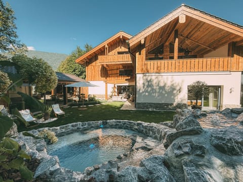 Property building, Natural landscape, Garden, Sauna, Spa and wellness centre/facilities, Garden view, Mountain view, Pool view, Swimming pool