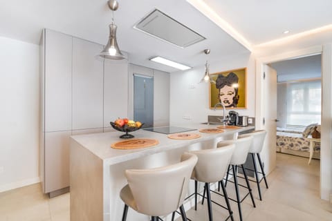 Kitchen or kitchenette, air conditioner