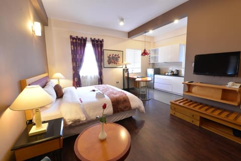 Communal lounge/ TV room, Bed, TV and multimedia, Photo of the whole room, Decorative detail, Evening entertainment, Bedroom