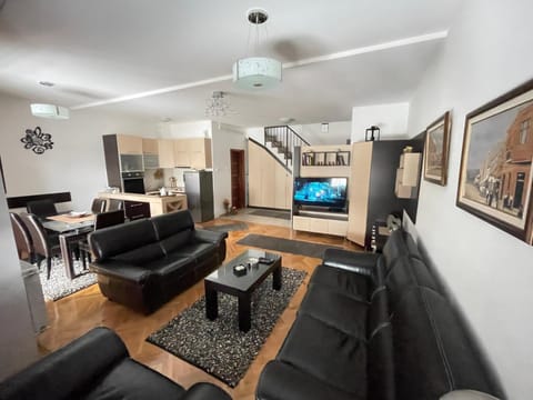 Communal lounge/ TV room, TV and multimedia, Living room, Seating area, Evening entertainment