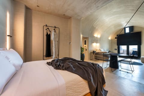 Bed, Living room, Dining area, Bedroom