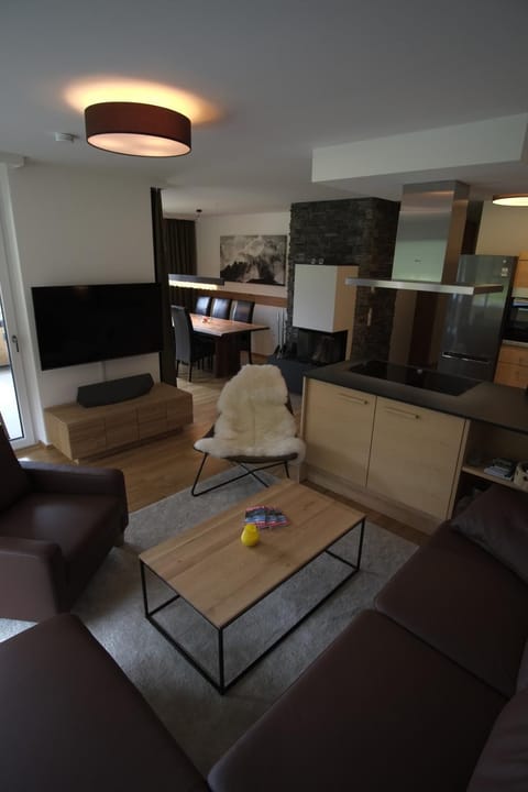 TV and multimedia, Living room, Seating area, Dining area, kitchen