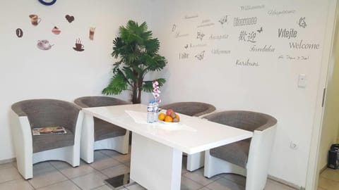 Seating area, Dining area