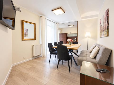TV and multimedia, Kitchen or kitchenette, Living room, Seating area, Dining area