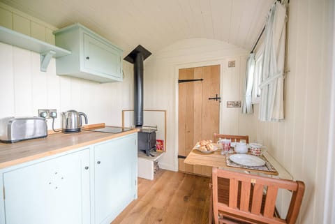 Sage Shepherds Hut Boundary Farm, Framlingham House in Framlingham