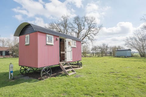 Thyme Shepherds Hut Boundary Farm, Framlingham House in Framlingham