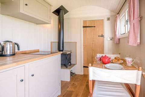 Thyme Shepherds Hut Boundary Farm, Framlingham House in Framlingham