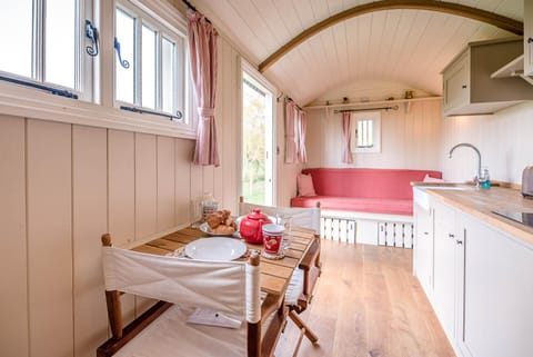 Thyme Shepherds Hut Boundary Farm, Framlingham House in Framlingham
