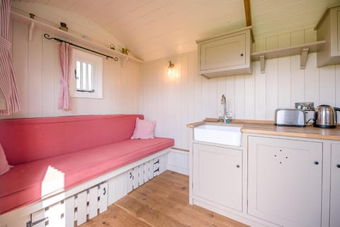 Thyme Shepherds Hut Boundary Farm, Framlingham House in Framlingham