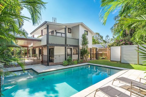 Property building, Day, Garden, Swimming pool, sunbed