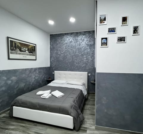 Bed, Photo of the whole room, Bedroom, towels, towels