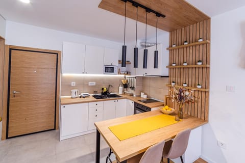 Kitchen or kitchenette, Dining area, Communal kitchen
