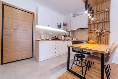 Kitchen or kitchenette, Dining area