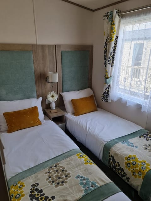 Cosy caravans Meadow lake Golden Palm Resort Campground/ 
RV Resort in Chapel Saint Leonards