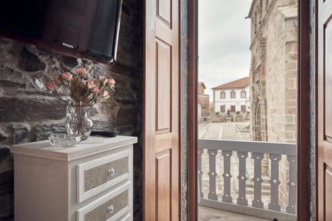 Nearby landmark, TV and multimedia, Bedroom, City view, Street view