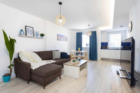 Communal lounge/ TV room, TV and multimedia, Kitchen or kitchenette, Living room, Seating area, Evening entertainment