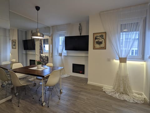 TV and multimedia, Living room, Dining area, flat iron