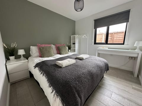 2 Bedroom Garden Studio in Cambridge City Centre with Parking Apartment in Cambridge