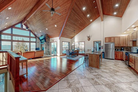 Glacier Peak Lodge House in Yosemite Park Way