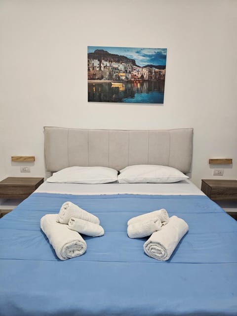 Bed, towels