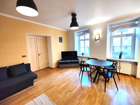 Communal lounge/ TV room, TV and multimedia, Living room, Seating area, Dining area