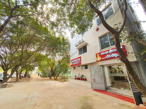 Property building, Facade/entrance, Day, Neighbourhood, View (from property/room), Street view, Parking