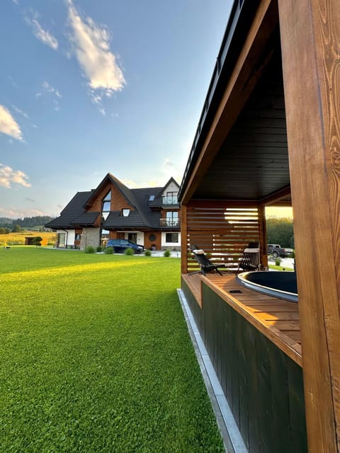 Property building, Day, Natural landscape, Garden, Garden view