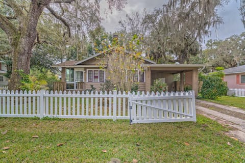 Chic Ocala Home with Yard about 1 Mi to Dtwn Square House in Ocala