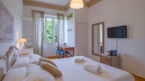 Bed, TV and multimedia, Photo of the whole room, Bedroom, towels