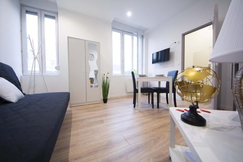 Bed, TV and multimedia, Living room, Photo of the whole room, hair dresser