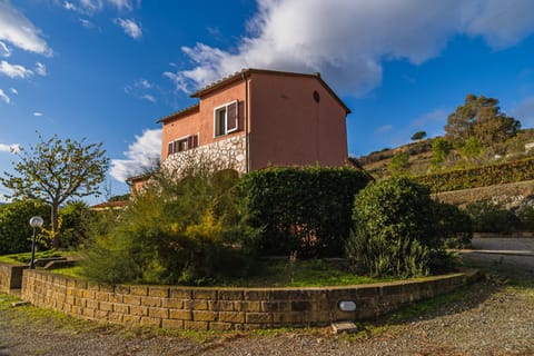 Property building, Day, Natural landscape, Garden, Garden view