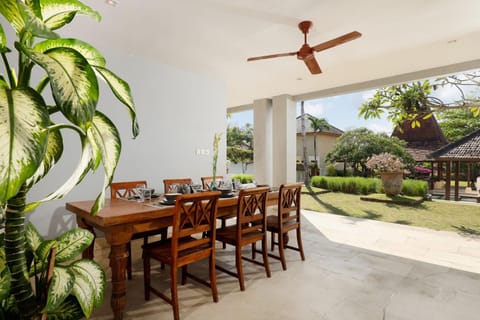Spring, Day, Garden, Dining area, Garden view, fireplace