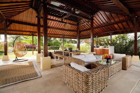 Patio, Day, Garden, Balcony/Terrace, Living room, Seating area, Garden view